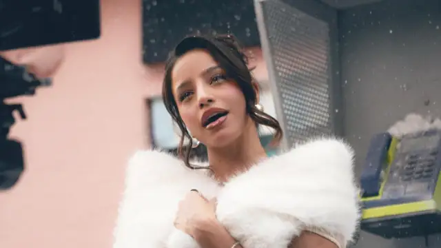 Emilia Mernes se envuelve de un aura angelical en '+ Te Vale', su nueva balada