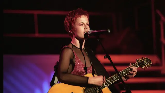 Dolores O'Riordan del grupo The Cranberries en 1995