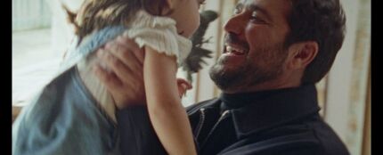 Antonio Orozco y su hija Antonella en el videoclip 'Te Juro Que No Hay Un Segundo Que No Piense En Ti'