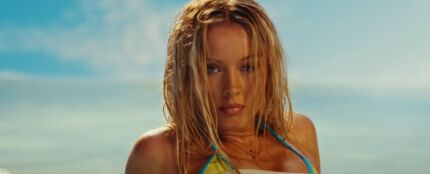 Zara Larsson se nutre de la estética vintage para bailar en el mar en el videoclip de 'Midnight Sun'