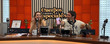 Nacho García enseña su móvil con la foto de Boneca, Miss Vaca 2025