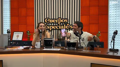 Nacho García enseña su móvil con la foto de Boneca, Miss Vaca 2025 Nacho García enseña su móvil con la foto de Boneca, Miss Vaca 2025