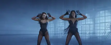 Miley Cyrus y Naomi Campbell muestran su poderío en el videoclip de 'Every Girl You've Ever Loved' Miley Cyrus y Naomi Campbell muestran su poderío en el videoclip de 'Every Girl You've Ever Loved'