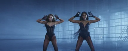 Miley Cyrus y Naomi Campbell muestran su poderío en el videoclip de 'Every Girl You've Ever Loved' Miley Cyrus y Naomi Campbell muestran su poderío en el videoclip de 'Every Girl You've Ever Loved'