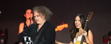 Olivia Rodrigo se une a Robert Smith de The Cure para cantar 'Friday I’m in Love' y 'Just Like Heaven' Olivia Rodrigo se une a Robert Smith de The Cure para cantar 'Friday I’m in Love' y 'Just Like Heaven'