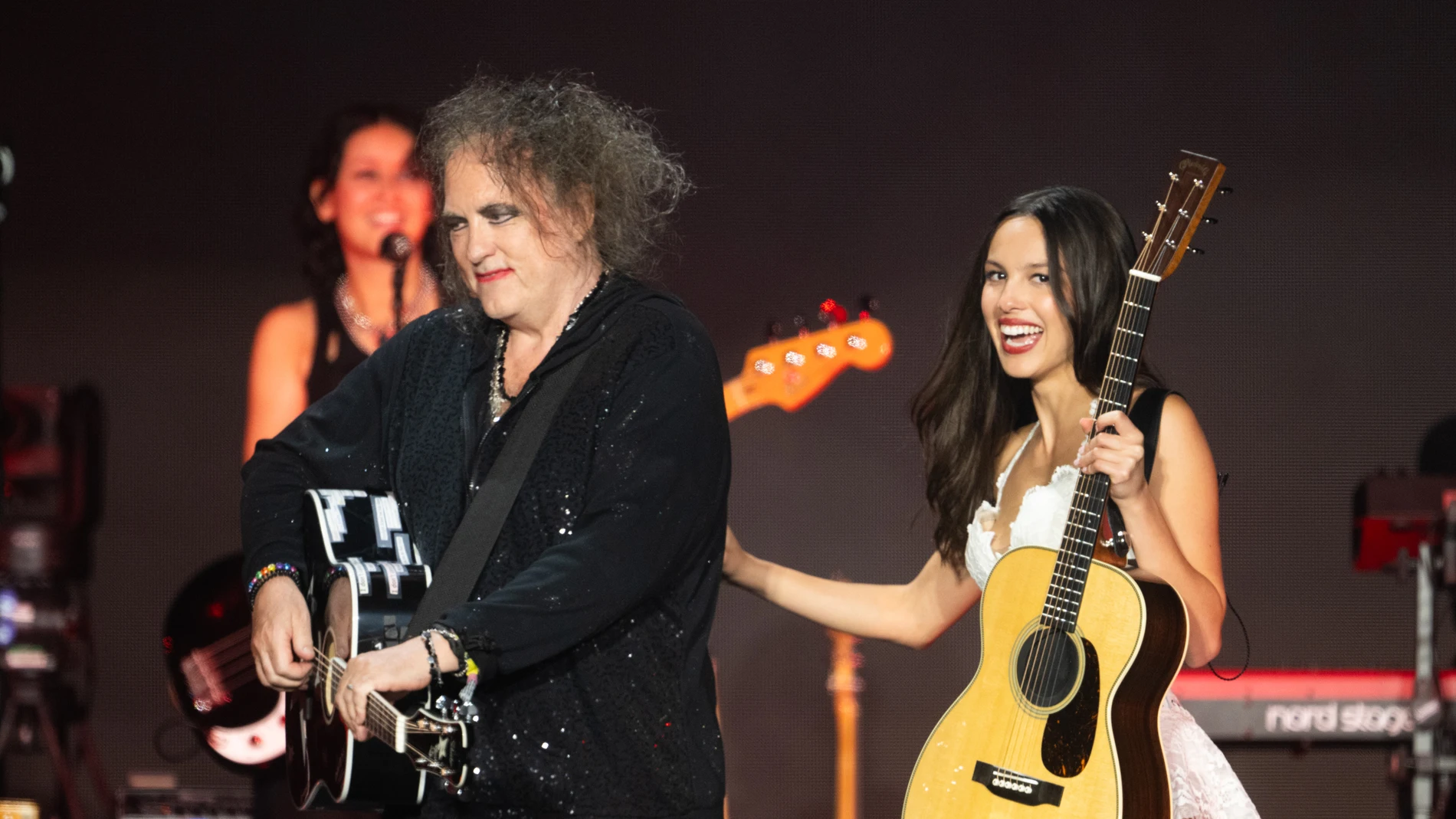 Olivia Rodrigo se une a Robert Smith de The Cure para cantar 'Friday I’m in Love' y 'Just Like Heaven' Olivia Rodrigo se une a Robert Smith de The Cure para cantar 'Friday I’m in Love' y 'Just Like Heaven'