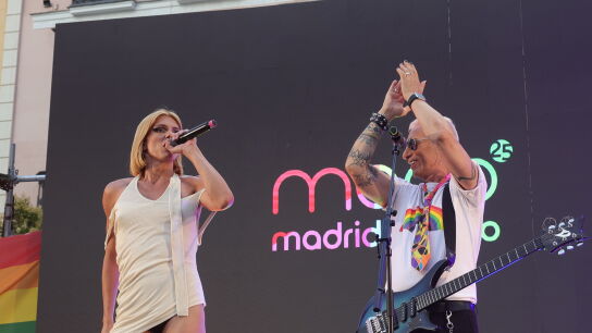 Samantha Hudson y Luis Migu&eacute;lez cantando "Gritando al amor"