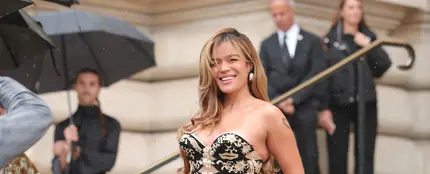 Karol G en el desfile de Schiaparelli de la Semana de la Moda de París Karol G en el desfile de Schiaparelli de la Semana de la Moda de París