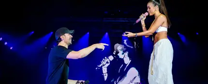Enrique Iglesias y Emilia, durante su actuación en el Granca Live Fest 2025 Enrique Iglesias y Emilia, durante su actuación en el Granca Live Fest 2025
