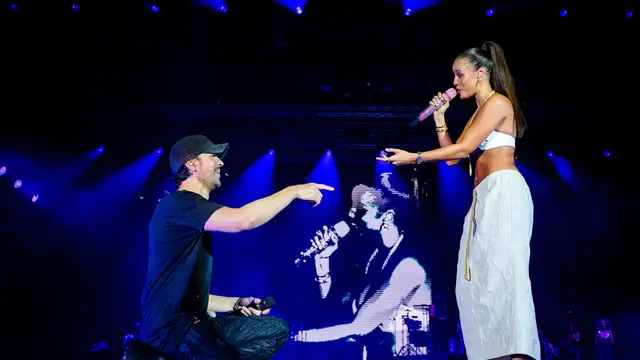 Enrique Iglesias y Emilia, durante su actuación en el Granca Live Fest 2025