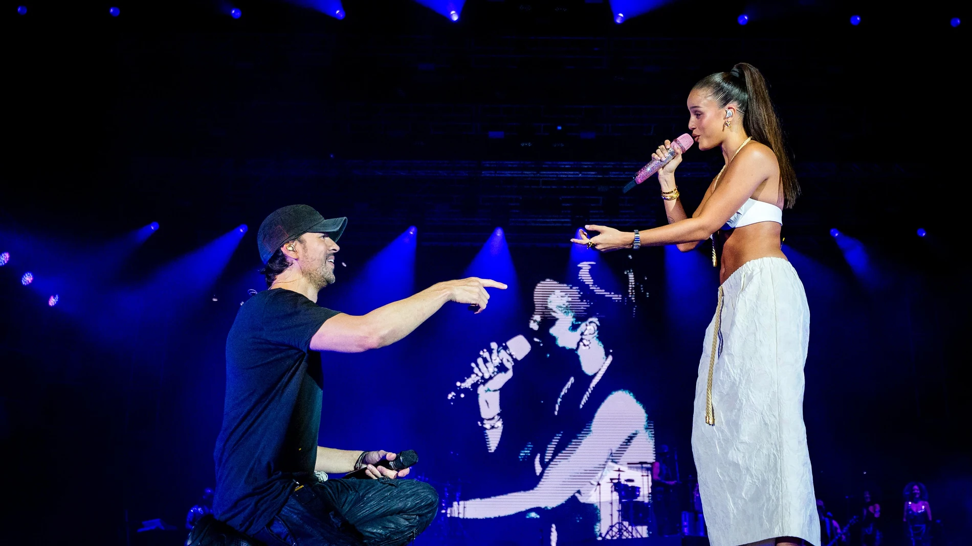 Enrique Iglesias y Emilia, durante su actuación en el Granca Live Fest 2025 Enrique Iglesias y Emilia, durante su actuación en el Granca Live Fest 2025