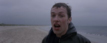 Chris Martin en el videoclip de 'Yellow'