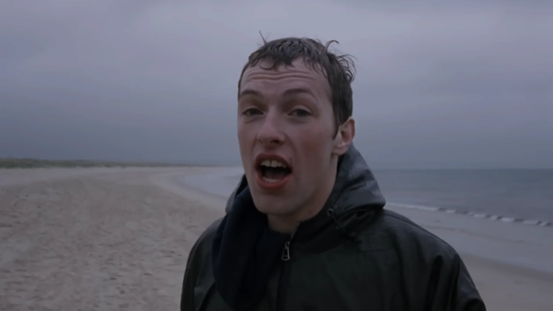 Chris Martin en el videoclip de 'Yellow' Chris Martin en el videoclip de 'Yellow'