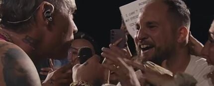 Robbie Williams con Edgar, el fan junto al que cantó en Barcelona