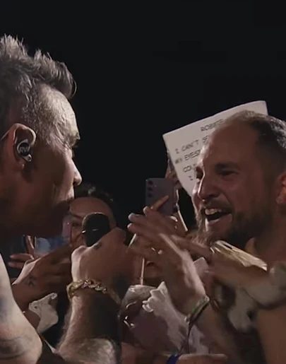 Robbie Williams con Edgar, el fan junto al que cantó en Barcelona Robbie Williams con Edgar, el fan junto al que cantó en Barcelona