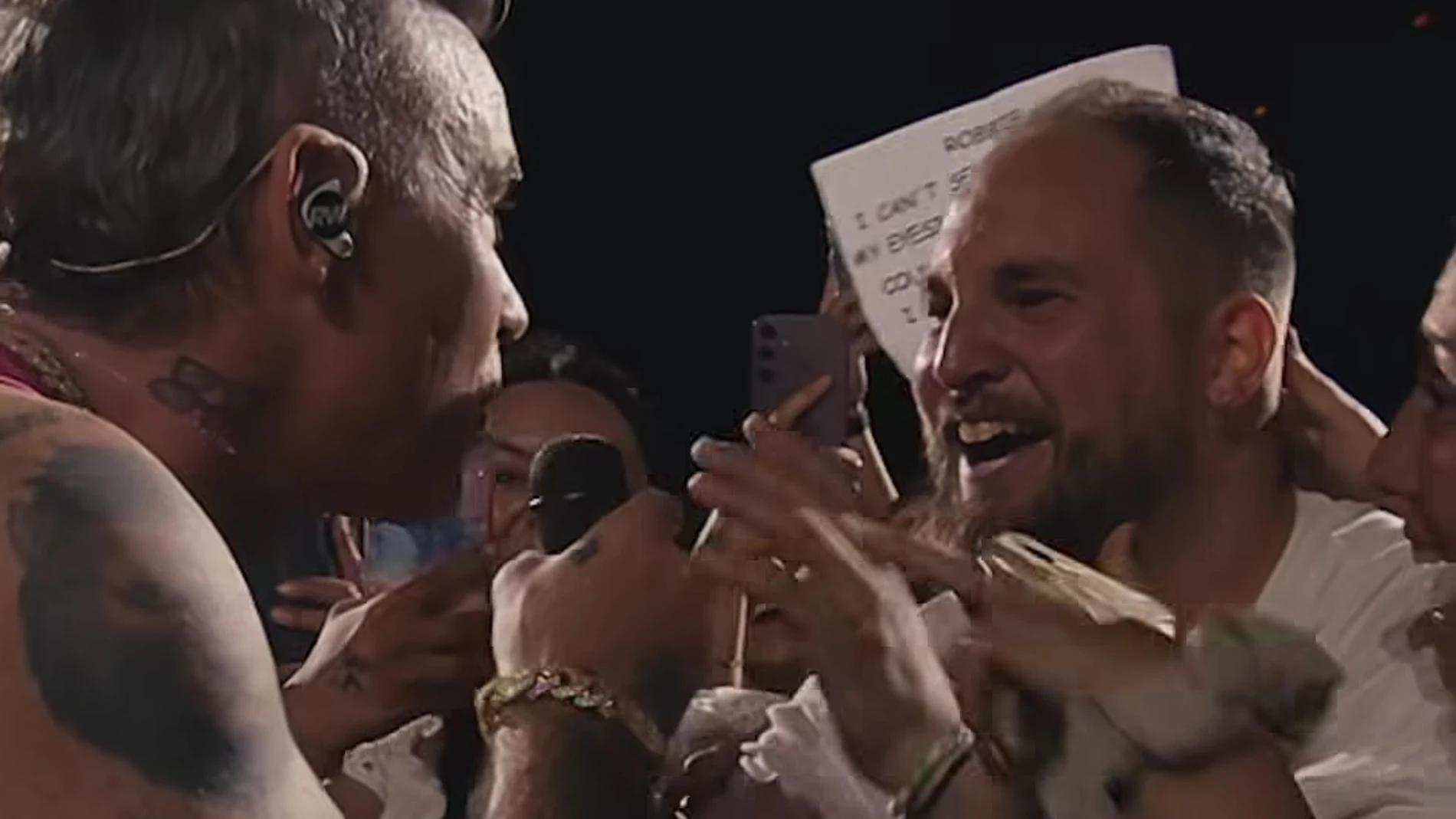 Robbie Williams con Edgar, el fan junto al que cantó en Barcelona Robbie Williams con Edgar, el fan junto al que cantó en Barcelona