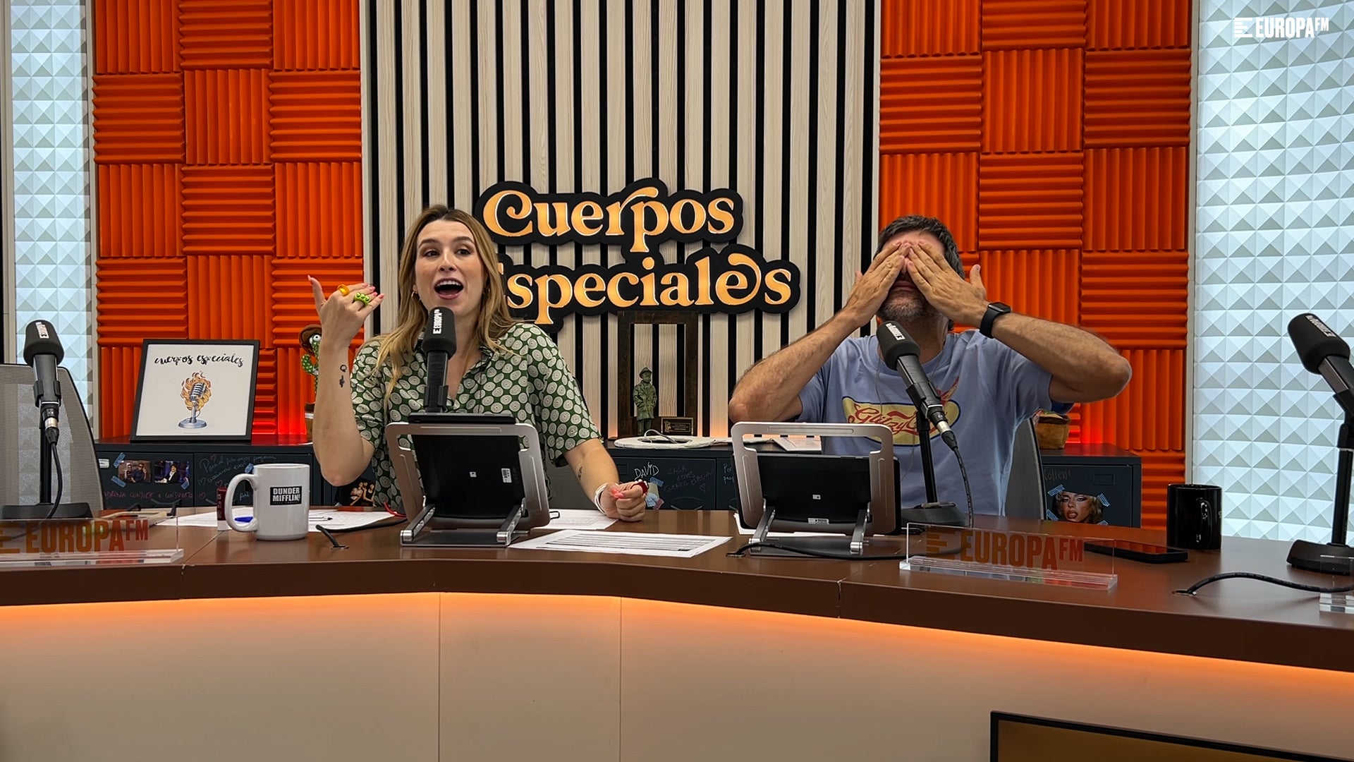 Eva Soriano grita a una nube por la mensturación en vacaciones — Cuerpos especiales cover