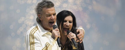 Robbie Williams y Laura Pausini cantando 'Desire' en la final de la FIFA Club World Cup 2025 Robbie Williams y Laura Pausini cantando 'Desire' en la final de la FIFA Club World Cup 2025