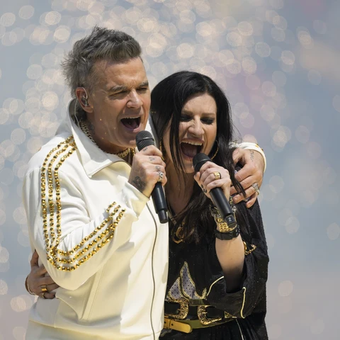 Robbie Williams y Laura Pausini cantando 'Desire' en la final de la FIFA Club World Cup 2025 Robbie Williams y Laura Pausini cantando 'Desire' en la final de la FIFA Club World Cup 2025