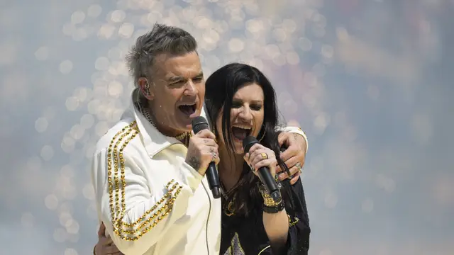 Robbie Williams y Laura Pausini cantando 'Desire' en la final de la FIFA Club World Cup 2025