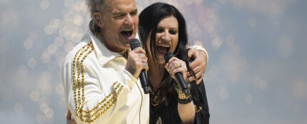As&iacute; ha sido la emotiva actuaci&oacute;n de Robbie Williams y Laura Pausini con 'Desire' en la final del Mundial de Clubes 2025