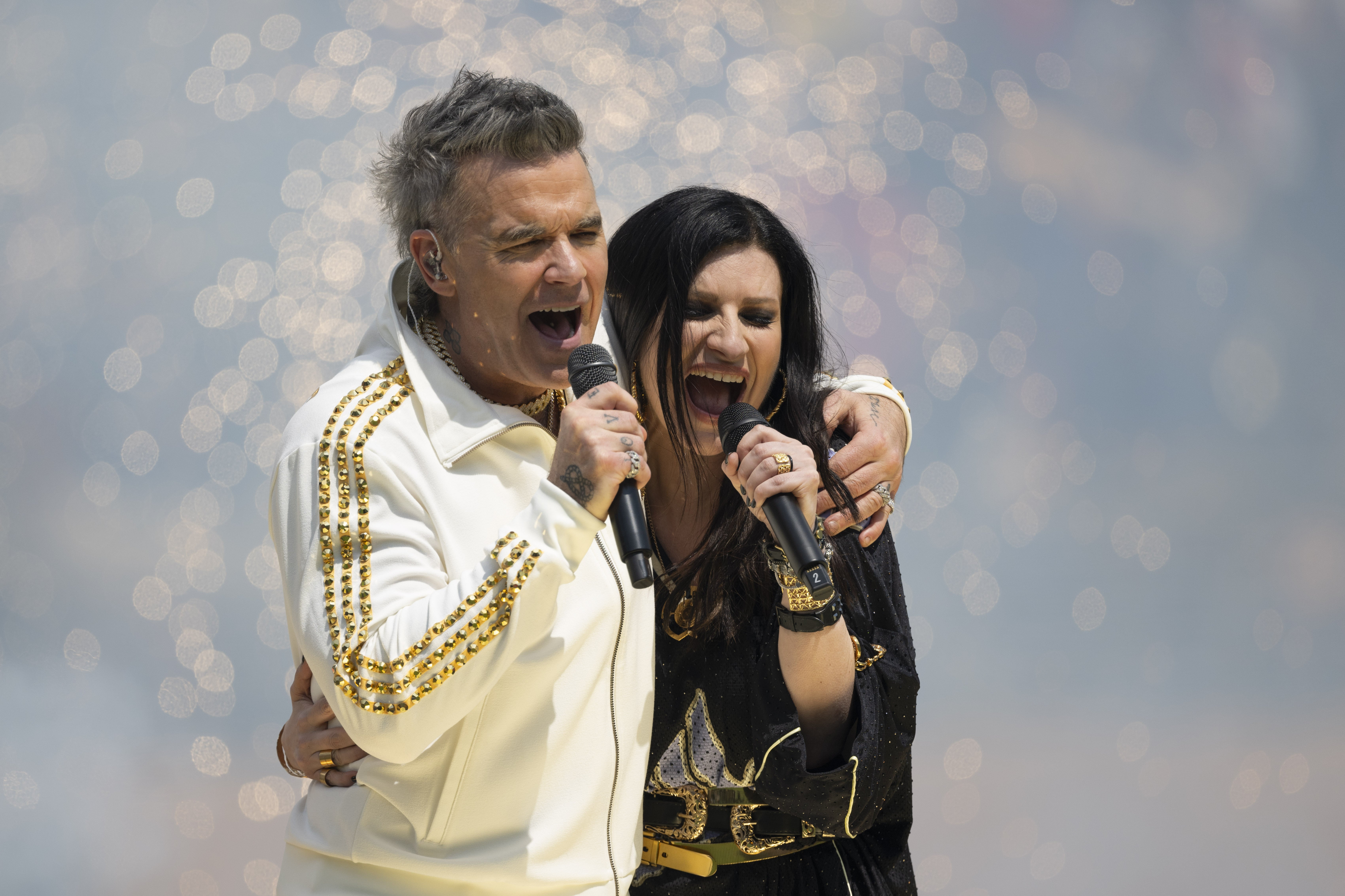 Así ha sido la emotiva actuación de Robbie Williams y Laura Pausini con 'Desire' en la final del Mundial de Clubes 2025 Así ha sido la emotiva actuación de Robbie Williams y Laura Pausini con 'Desire' en la final del Mundial de Clubes 2025
