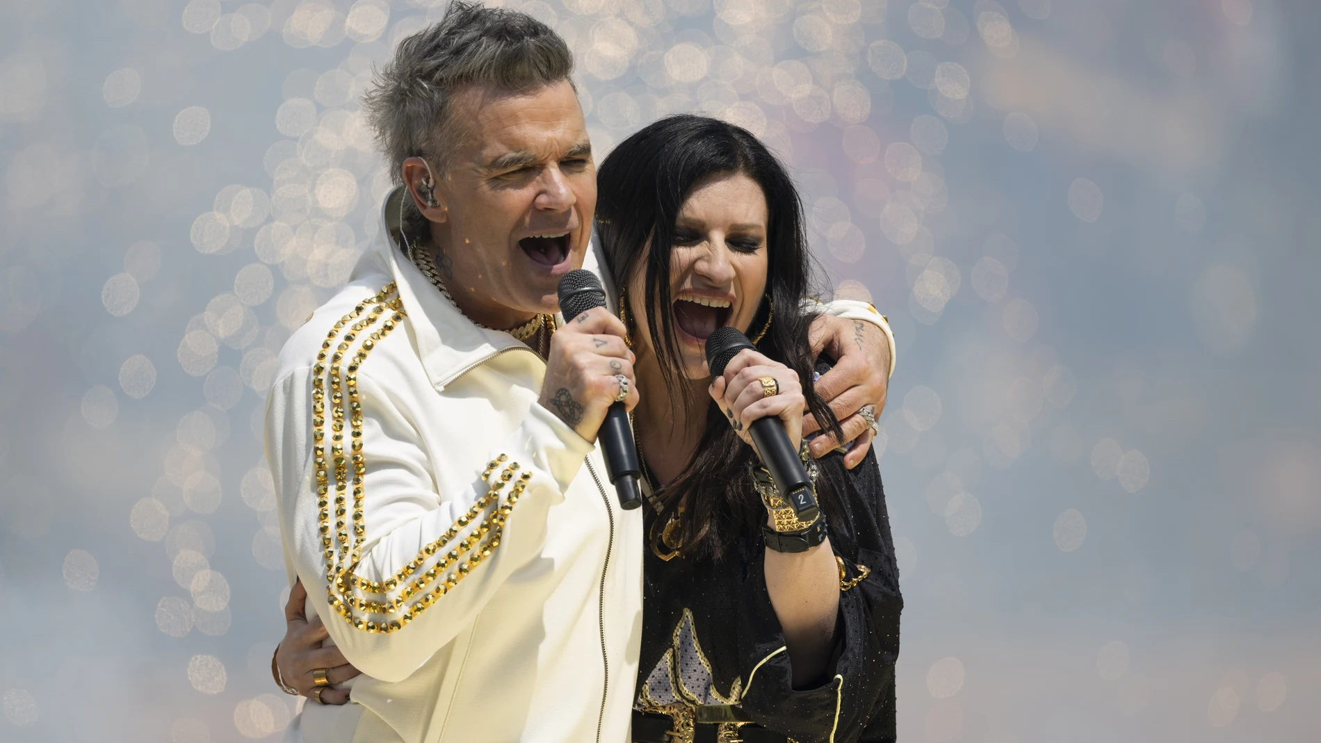 Así ha sido la emotiva actuación de Robbie Williams y Laura Pausini con 'Desire' en la final del Mundial de Clubes 2025 Así ha sido la emotiva actuación de Robbie Williams y Laura Pausini con 'Desire' en la final del Mundial de Clubes 2025
