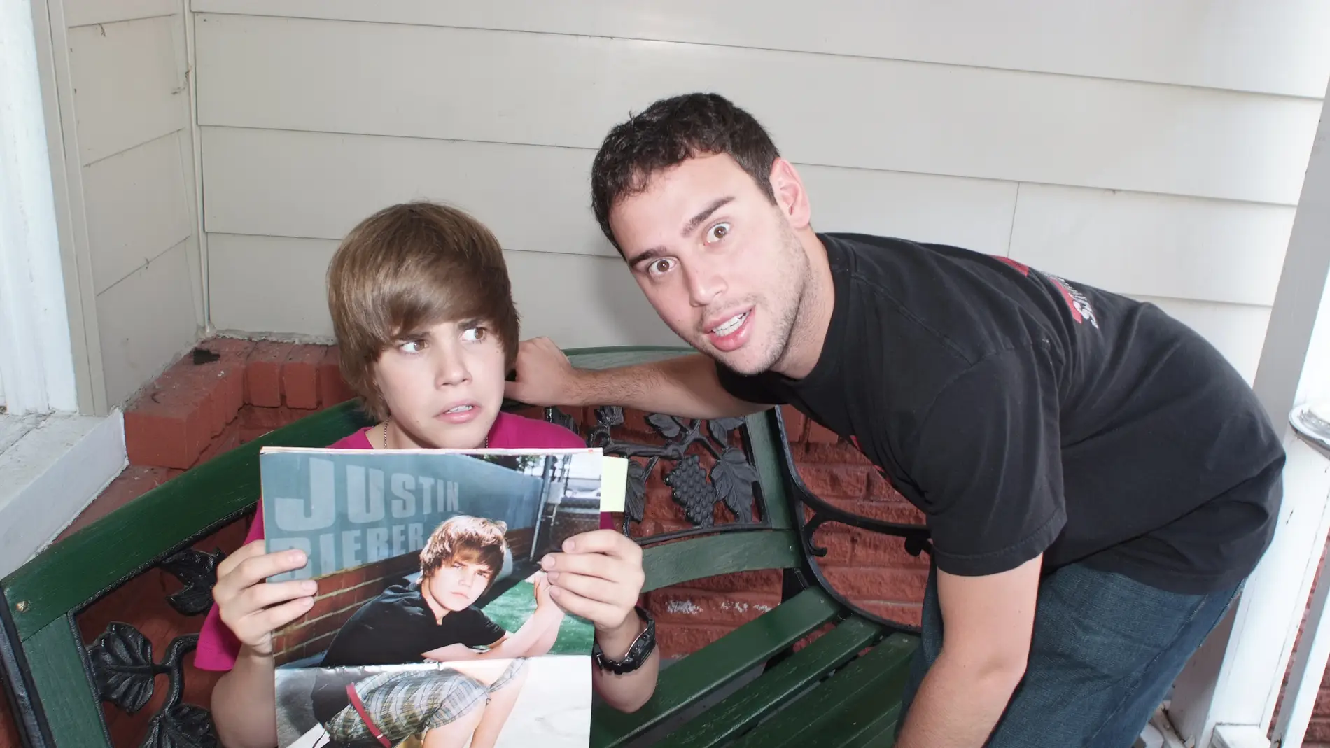 Justin Bieber y Scoooter Braun en 2009 Justin Bieber y Scoooter Braun en 2009