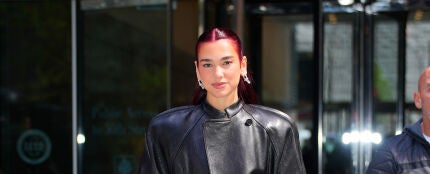 Dua Lipa pelo rojo