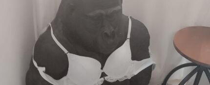 Estatua de un mono con sujetador