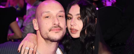 George Daniel y Charli xcx en los BRIT Awards 2025 George Daniel y Charli xcx en los BRIT Awards 2025