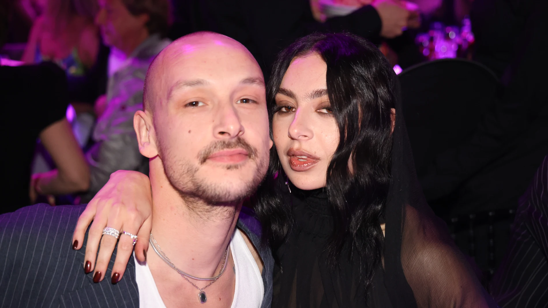 George Daniel y Charli xcx en los BRIT Awards 2025 George Daniel y Charli xcx en los BRIT Awards 2025