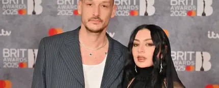 Charli xcx comparte un fragmento de la celebración de su boda y su vestido de novia Charli xcx comparte un fragmento de la celebración de su boda y su vestido de novia