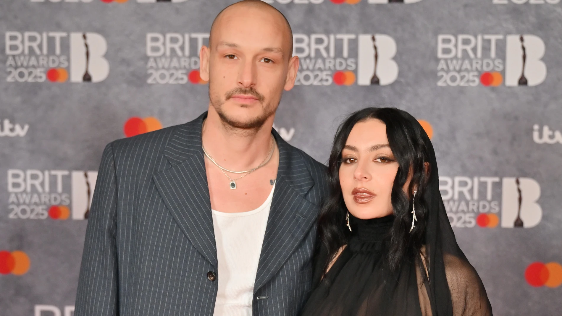 Charli xcx comparte un fragmento de la celebración de su boda y su vestido de novia Charli xcx comparte un fragmento de la celebración de su boda y su vestido de novia