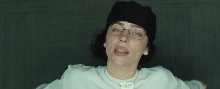 Billie Eilish en el videoclip de 'Birds of a feather'