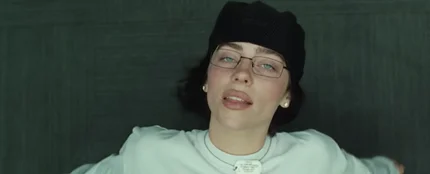 Billie Eilish en el videoclip de 'Birds of a feather' Billie Eilish en el videoclip de 'Birds of a feather'