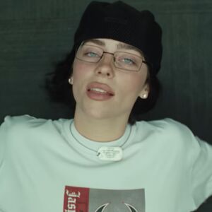 Billie Eilish en el videoclip de 'Birds of a feather'