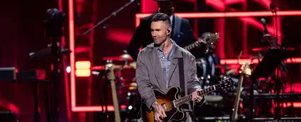 Adam Levine, cantante de Maroon 5, sorprende con su "habilidad" con el saxofón Adam Levine, cantante de Maroon 5, sorprende con su "habilidad" con el saxofón