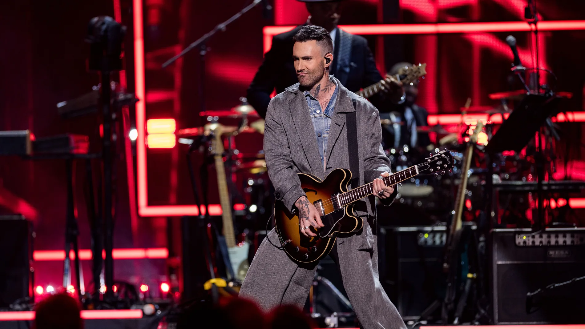 Adam Levine, cantante de Maroon 5, sorprende con su "habilidad" con el saxofón Adam Levine, cantante de Maroon 5, sorprende con su "habilidad" con el saxofón