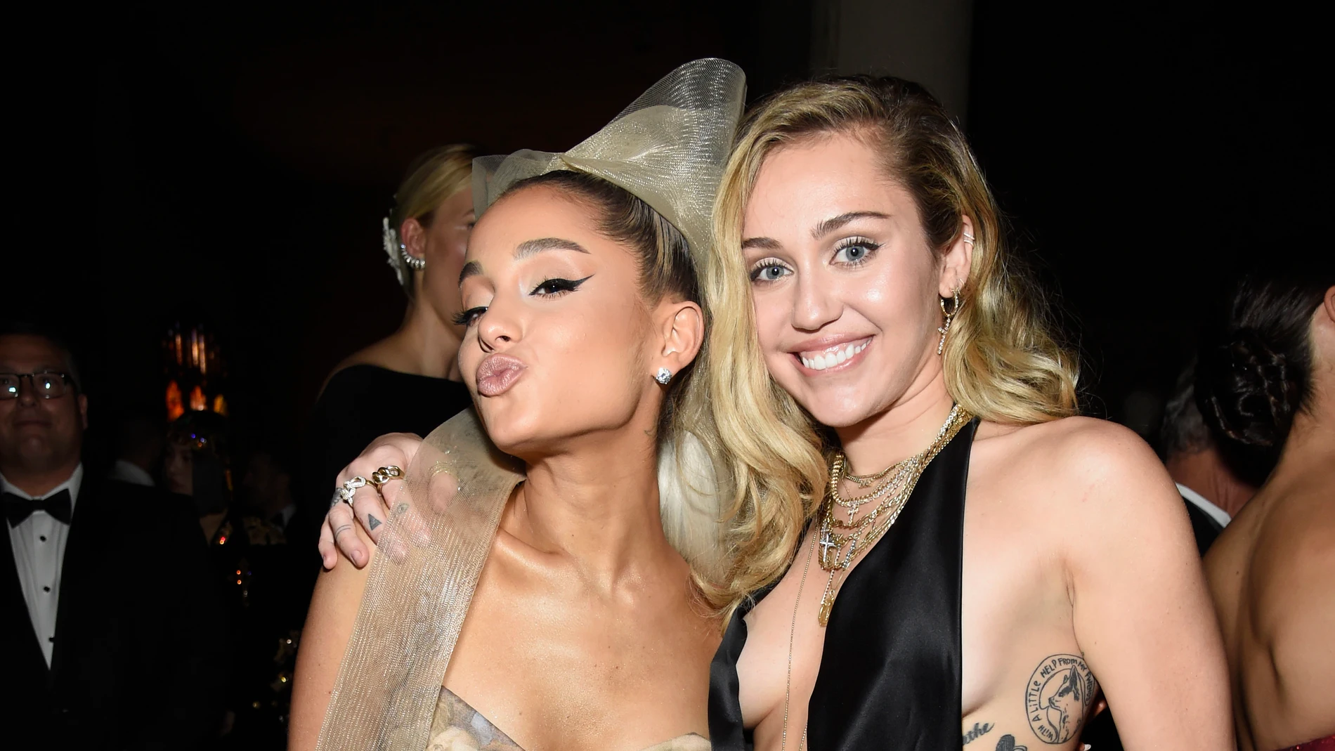 Ariana Grande y Miley Cyrus en 2018 Ariana Grande y Miley Cyrus en 2018