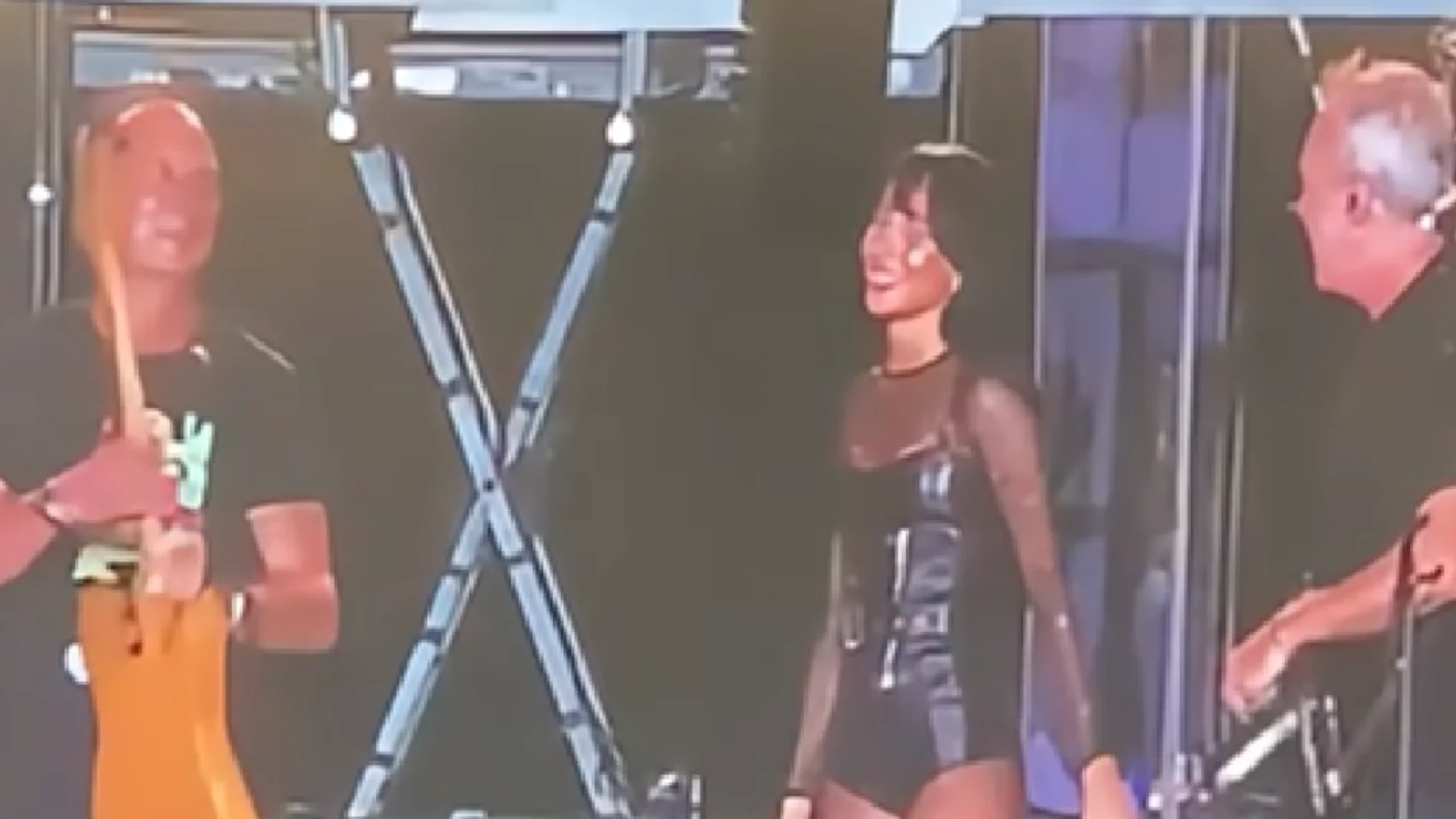 Aitana con Hombres G en su primer concierto en el estadio Metropolitano de Madrid Aitana con Hombres G en su primer concierto en el estadio Metropolitano de Madrid