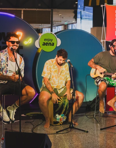 Europa FM y Enjoy Aena llevan la música de Bombai al aeropuerto de Barcelona Europa FM y Enjoy Aena llevan la música de Bombai al aeropuerto de Barcelona