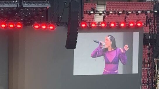 Galetelonera de Aitana cantando &lsquo;La playa&rsquo;