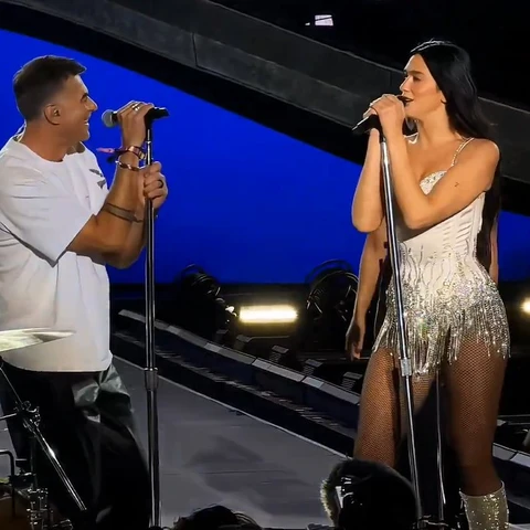 Dua Lipa y su padre cantan 'Era' en Sunny Hill Festival Dua Lipa y su padre cantan 'Era' en Sunny Hill Festival