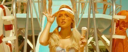 Sabrina Carpenter, en el videoclip de Espresso