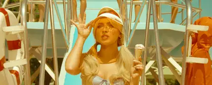 Sabrina Carpenter, en el videoclip de Espresso Sabrina Carpenter, en el videoclip de Espresso