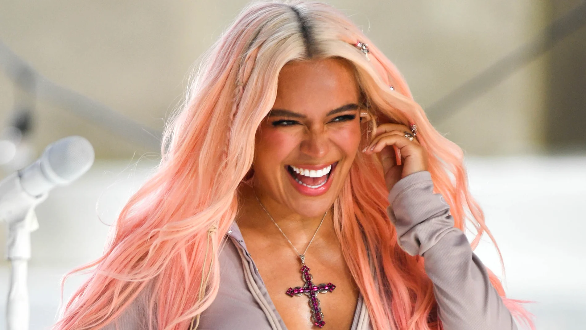 Karol G anuncia que ha grabado el videoclip de 'Coleccionando Heridas' en México junto a Marco Antonio Solís Karol G anuncia que ha grabado el videoclip de 'Coleccionando Heridas' en México junto a Marco Antonio Solís
