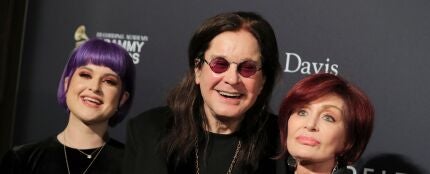 Kelly Osbourne, Ozzy Osbourne y Sharon Osbourne Clive, en enero de 2020.