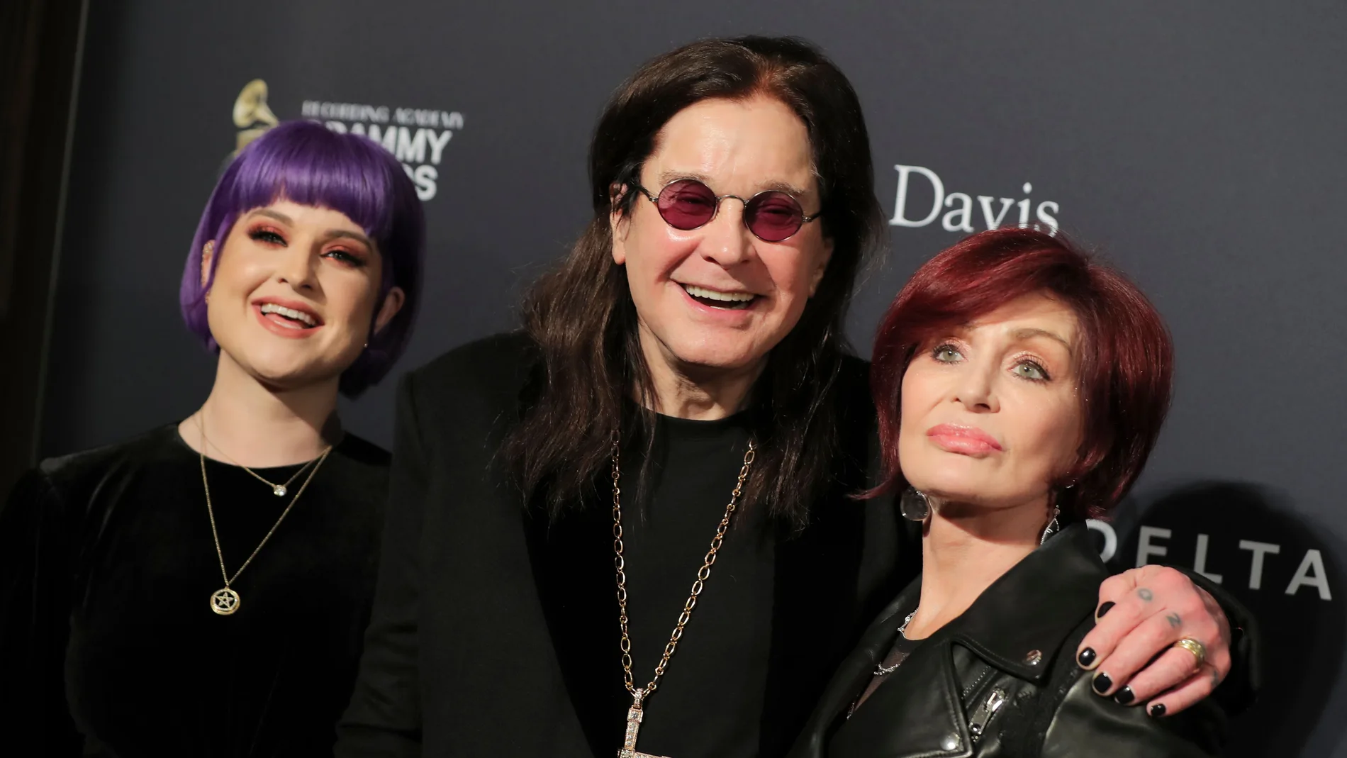 Kelly Osbourne, Ozzy Osbourne y Sharon Osbourne Clive, en enero de 2020. Kelly Osbourne, Ozzy Osbourne y Sharon Osbourne Clive, en enero de 2020.