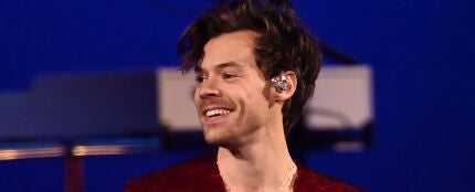 Harry Styles actuando en los BRIT Awards 2023 